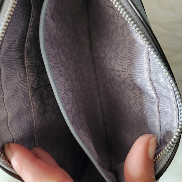 BNWT AUTHENTIC MICHAEL KORS  Ginny Leather Crossbody  with dust bag - Picture 6 of 16